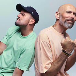 Ertebrekers lossen nieuwe plaat. Ertebrekers lossen nieuwe plaat.